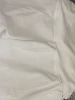 White exercise shorts with side pockets
Stretch waistband  all over stretch